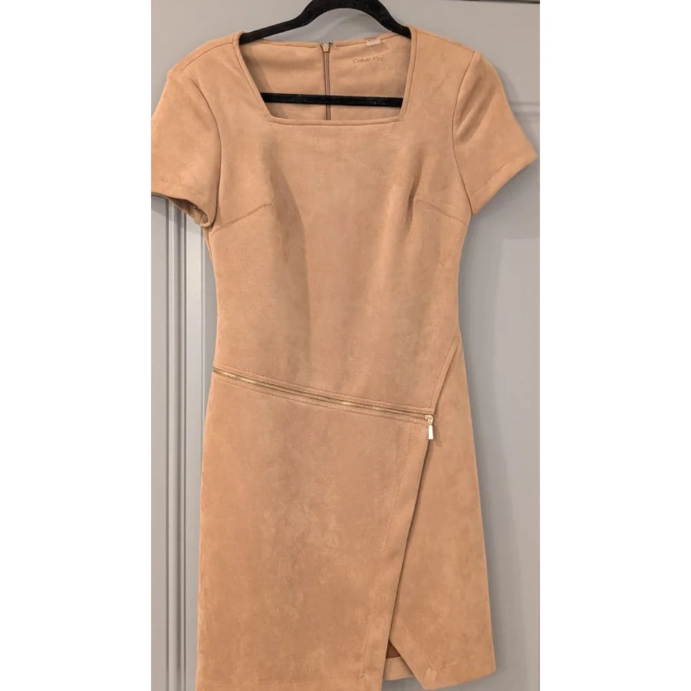 NWOT Women's Calvin Klein Tan Faux Suede Dress with Zipper Detail Size 4 - Picture 2 of 10
